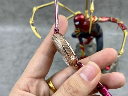 [玫瑰][玫瑰]最強 升級版 頂級 復刻女款 寶璣那不勒斯皇后系列，
【表殼】腕表尺寸分別為中號36.5x28.5毫米 
鵝卵形表殼高雅大氣，表殼外緣飾有錢幣紋。表圈和表殼周圍鑲嵌共117顆施華洛水晶（約0.99克拉）。表冠處鑲有一顆梨形晶石（約0.26克拉）
【精彩細節】
1.與原裝吻合，在表殼背部均打有貴金屬標識，效果清晰工整，彰顯腕表檔次。2.穹面玻璃，從側面看不僅有魚眼效果，還能折射鑽石帶來的璀璨光芒，更顯腕表高貴血統。
3.為了達到原裝K金質量的手感，調試了表殼內部結構的配重，做到重量與原版如出