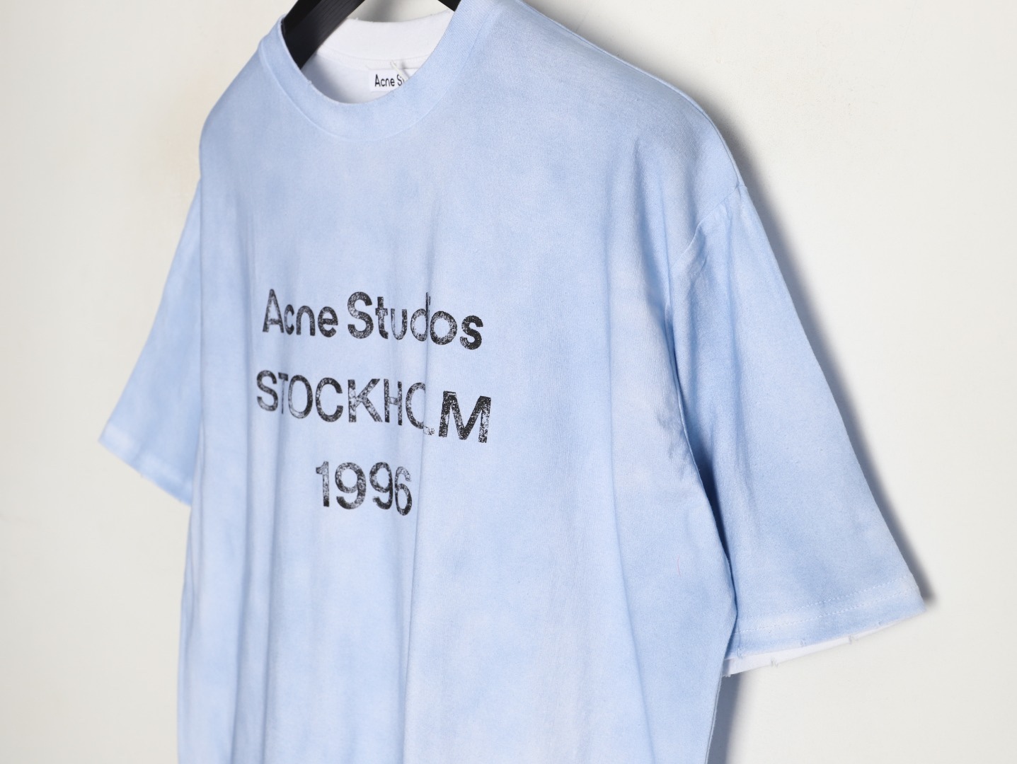 🔝Acne Studios 26SS 1996字母印花短袖T恤
面料是定制定染的32支220g原版雙紗棉，胚布經過高盂環保染色，裁大貨前還要進行高溫環縮水，降低縮水率的同時使得手感更柔軟舒適，印花方面必須五層膠漿，第一遍必須為進口打底漿，填平布料上極為細小的線洞，再由高溫床烤乾再劇頗色，採用油墨因熱平網印花，一共刷五層，每一層間隔為時間為30分鐘，才能保證出來的成品保持原版的質感，全套開發輔料
尺碼：S-XL
