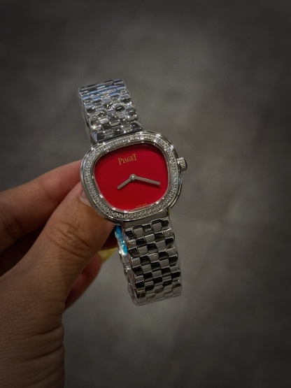 A8 factory•伯爵全新腕表 ﻿ #PiagetSixtie鎏金悅影系列 ﻿ 在瑞士鐘錶展「鐘錶與奇跡」閃亮登場！這款腕表游走於非凡制表工藝與黃金工藝之間，簡直是時尚與藝術的完美結合。Sixtie腕表採用獨特的梯形設計，重新詮釋1960年代末大膽華麗的風格，展現出獨特的魅力與優雅。
✨Sixtie系列腕表
✨直徑29毫米,
✨CNC數控雕刻精鋼梯形表殼
✨專櫃同步超薄厚度僅僅7mm
✨銀色太陽緞面打磨錶盤
✨316L精鋼錶鏈,搭載伯爵進口石英機芯  
認准A8出品！必屬精品！大廠品質！歡迎轉載！