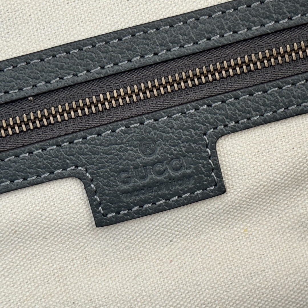 💋💋💋《配全套原廠專櫃包裝》【新品】Ophidia系列匠心選用白色配色，搭配經典廓形與新增功能性設計，甄選觸感柔軟的織物打造。這款背包以柔軟GG Supreme材質打造，匠心綴飾雙G標識和紅綠織帶細節。
