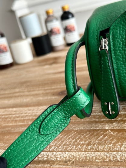 琳迪lindy 19cm	
Tc皮 蜜蠟線半手工縫製
lindy19保留了琳迪包所有細節的完整設計，側口袋、拉鍊等全部都是經典的設計√
這只小可愛暴擊了多少人的少女心