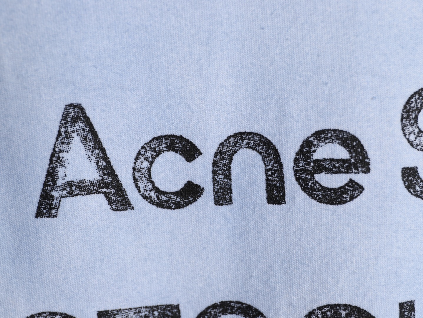 🔝Acne Studios 26SS 1996字母印花短袖T恤
面料是定制定染的32支220g原版雙紗棉，胚布經過高盂環保染色，裁大貨前還要進行高溫環縮水，降低縮水率的同時使得手感更柔軟舒適，印花方面必須五層膠漿，第一遍必須為進口打底漿，填平布料上極為細小的線洞，再由高溫床烤乾再劇頗色，採用油墨因熱平網印花，一共刷五層，每一層間隔為時間為30分鐘，才能保證出來的成品保持原版的質感，全套開發輔料
尺碼：S-XL