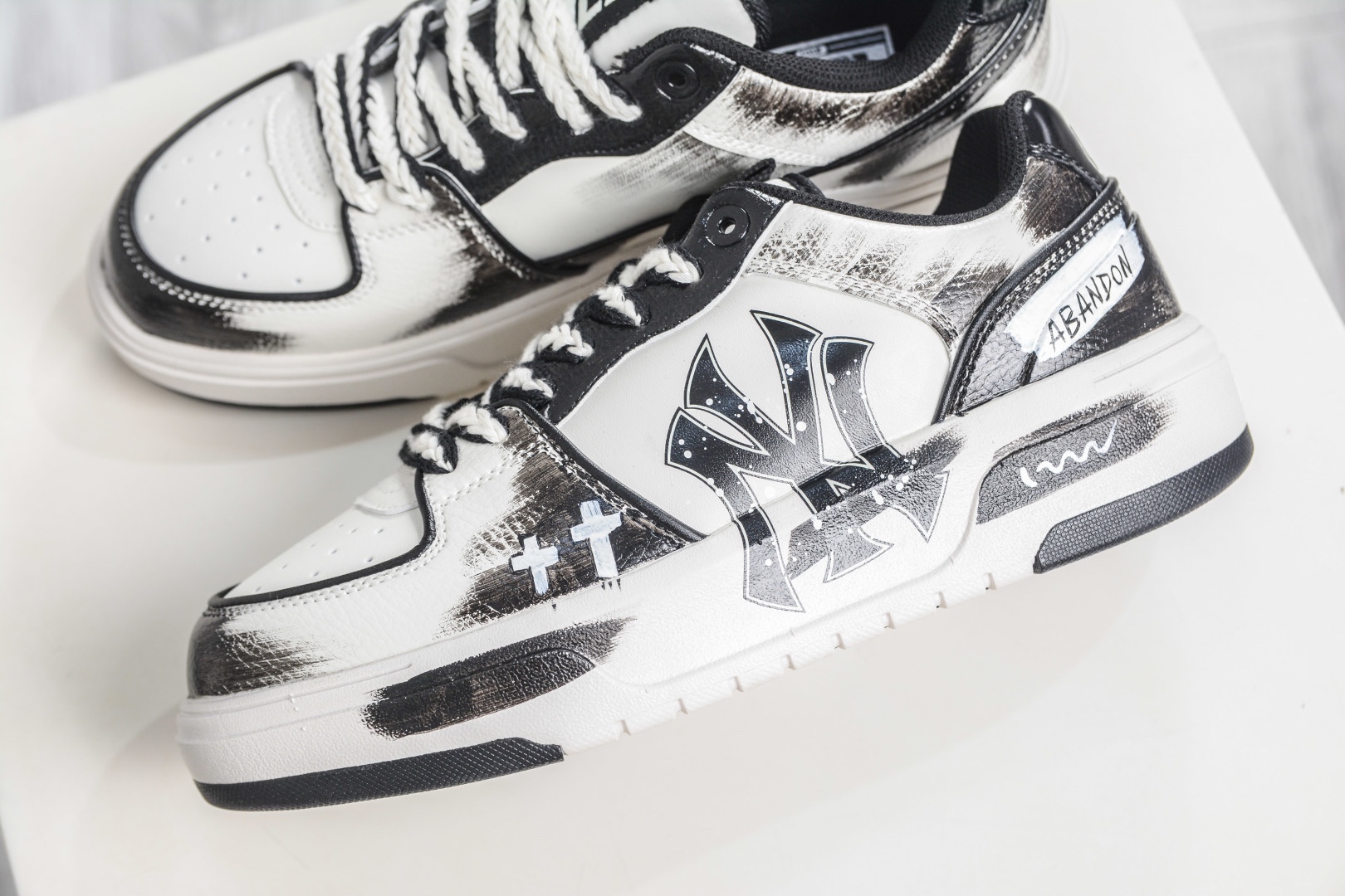 MLB Chunky Liner 黑白暗繪 塗鴉定制配色學長鞋系列低幫老爹風輕量增高厚底百搭休閒運動慢跑鞋 
貨號：3ASXCA12N 50WHS
尺碼：36 36.5 37.5 38 38.5 39 40 40.5 41 42 42.5 43 44 44.5 45