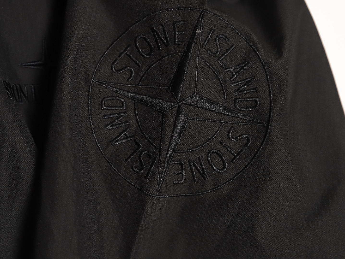 Stone Island/石頭島 24ss 手臂刺繡羅盤衝鋒衣外套
石頭島春季最熱單品 超級吸睛的一款衝鋒衣外套 一眼就能愛上 採用梭織防風防水面料 手感細膩順滑 寬松連帽的版型  水洗標一應俱全 細節滿滿的一款衝鋒衣 大廠代工 品質可靠 

-略帶復古感的機能衝鋒衣 城市徒步 戶外穿行都很出挑 男女都可以駕馭的一款潮流單品 
Color：黑色
A Size：S-XXL