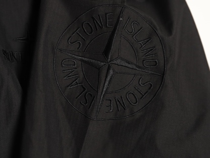 Stone Island/石頭島 24ss 手臂刺繡羅盤衝鋒衣外套
石頭島春季最熱單品 超級吸睛的一款衝鋒衣外套 一眼就能愛上 採用梭織防風防水面料 手感細膩順滑 寬松連帽的版型  水洗標一應俱全 細節滿滿的一款衝鋒衣 大廠代工 品質可靠 

-略帶復古感的機能衝鋒衣 城市徒步 戶外穿行都很出挑 男女都可以駕馭的一款潮流單品 
Color：黑色
A Size：S-XXL