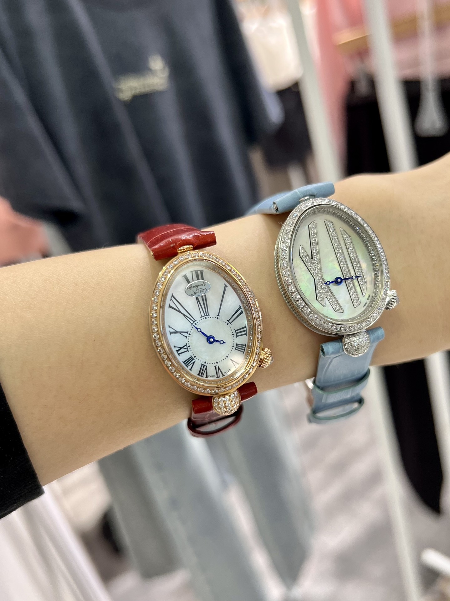 上手圖

優雅出品史上最強復刻女表——寶璣那不勒斯皇后  黃金殼  系列驚艷登場，修正市場版本的所有不足，高貴典雅，盡顯女王風範！
【表殼】腕表尺寸分別為中號36.5x28.5毫米 小號33 x 25毫米
鵝卵形表殼高雅大氣，表殼外緣飾有錢幣紋。表圈和表殼周圍鑲嵌共117顆施華洛水晶（約0.99克拉）。表冠處鑲有一顆梨形晶石（約0.26克拉）
【精彩細節】
1.與原裝吻合，在表殼背部均打有貴金屬標識，效果清晰工整，彰顯腕表檔次。2.穹面玻璃，從側面看不僅有魚眼效果，還能折射鑽石帶來的璀璨光芒，更顯腕表高貴