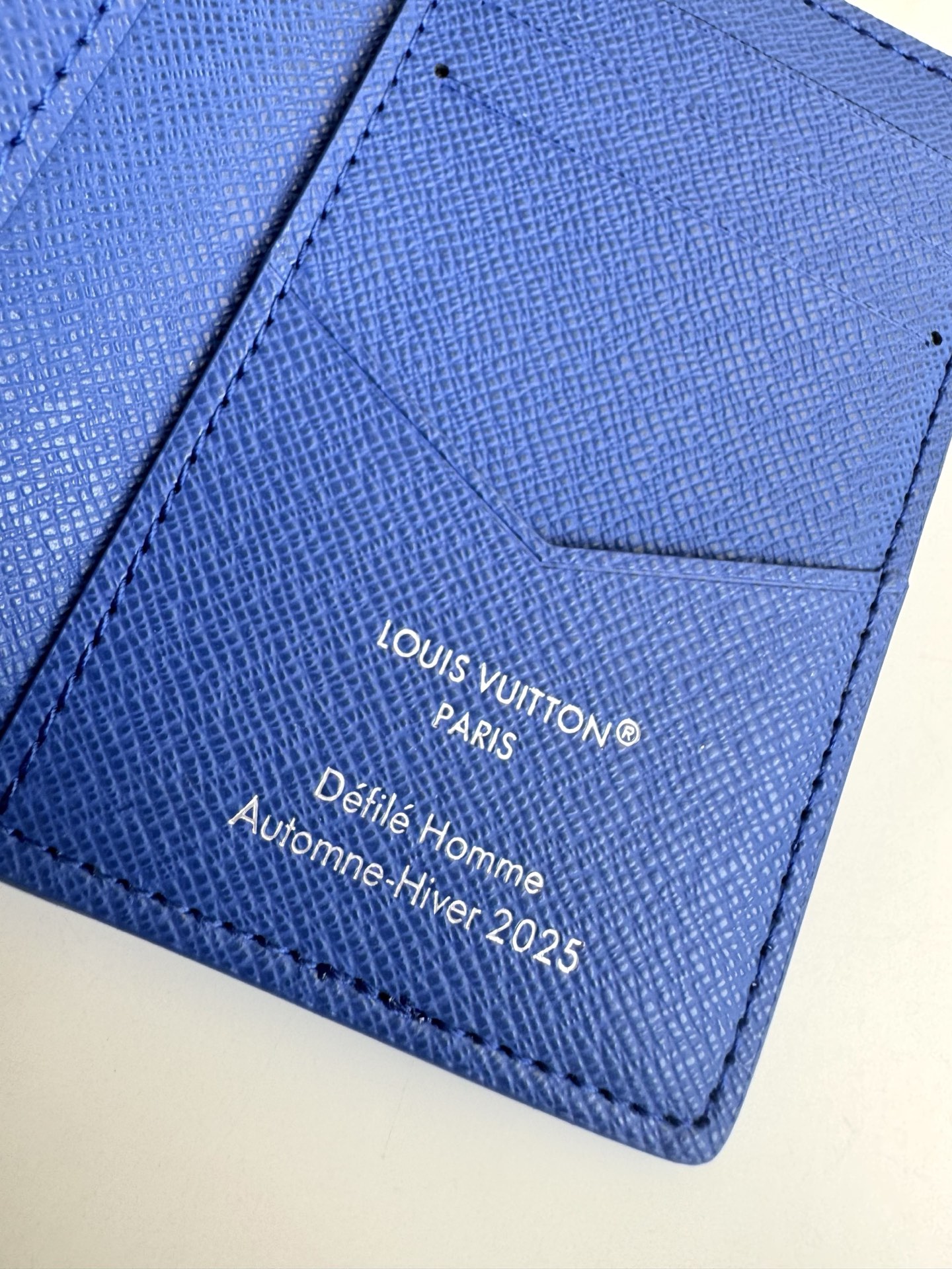 🇫🇷海外原單M25971富士山蘭色獨家實拍！本款口袋錢夾以 Monogram 帆布包裹牛皮革內襯，再為繽紛和風圖案融入路易威登標識，令經典設計流露別緻氣息。精巧構型囊括卡片夾層、內袋與後部外貼袋。尺寸：11×7.5×1cm