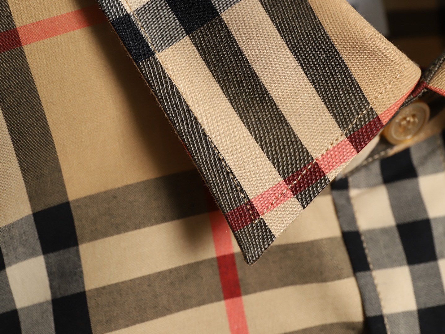 Burberry/巴寶莉 經典大格紋棉質長袖襯衫
面料採用雙股80支梭織小斜紋面料，格紋對位，
紗線定織定染，每個獨立的尺碼都是定位裁片，前幅，口袋，
袖子等部位都是對格對位的，工序複製，費時費料，採用純天然珍珠貝殼紐扣，
洗水嘜定制，多處手工一片一片激光剪裁對位，
所有工序，用料都是ZP做法，區別市面一眼假版本
此款更是絕對不能錯過的珍寶級別產物！！
顏色：卡其大格
S Size：S-XL