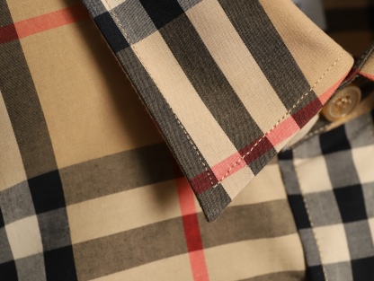 Burberry/巴寶莉 經典大格紋棉質長袖襯衫
面料採用雙股80支梭織小斜紋面料，格紋對位，
紗線定織定染，每個獨立的尺碼都是定位裁片，前幅，口袋，
袖子等部位都是對格對位的，工序複製，費時費料，採用純天然珍珠貝殼紐扣，
洗水嘜定制，多處手工一片一片激光剪裁對位，
所有工序，用料都是ZP做法，區別市面一眼假版本
此款更是絕對不能錯過的珍寶級別產物！！
顏色：卡其大格
S Size：S-XL