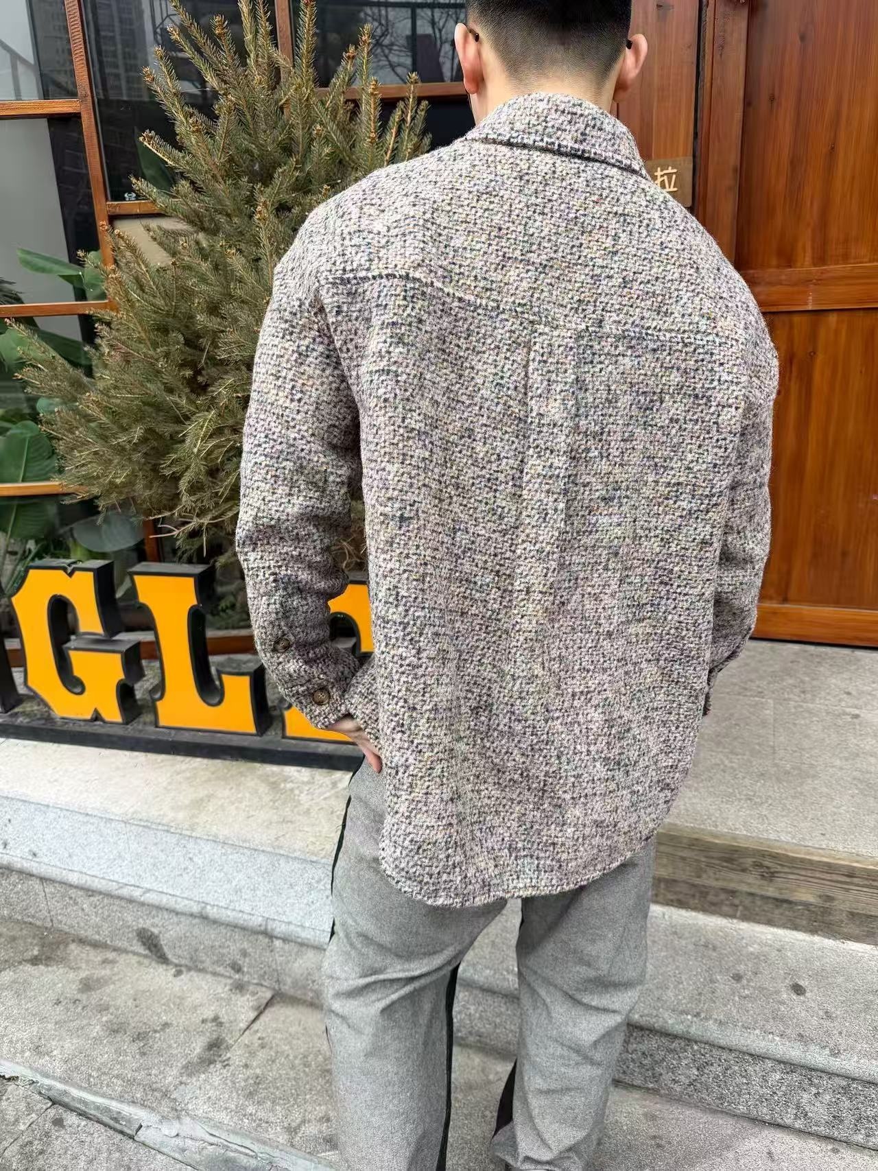 🔝LOEWE羅意威 皮章口袋羊毛混紡外套
採用精心配比的混紡面料，羊毛提供天然保暖與挺括廓形，馬海毛賦予面料細膩蓬松的絨毛感，少量錦綸的餵入則增強耐磨性與抗皺性，三者融合打造中克重的理想厚度，兼顧溫度與輕盈。通過“雙面磨毛”工藝處理，面料表面呈現豐盈的短絨毛肌理，觸感如羊絨般柔軟親膚，同時保留羊毛混紡的筋骨感。微型格紋圖案以沙米色為基底，交織灰、棕、藍三色紗線，通過色織工藝織就，微型格紋尺寸統一，細膩而不張揚，呈現低調的復古韻味。
面料經過3道磨毛工序，確保絨毛長度均勻（约0.3mm）