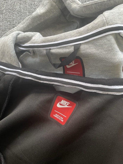 Nike耐克官方WINDRUNNER風行者系列男子連帽衫春季針織衛衣！
貨號：HV0950
頂級品質，申州原廠空氣層廠面料，品質炸裂，妥妥的爆款！注意：此款非4490貨號！

Nike Tech Windrunner男子全長拉鍊開襟連帽衫，後面小勾

亞洲標準版型，立體裁剪，不挑身材，不挑年齡，一款很舒適百搭的拉鍊外套！

顏色：黑色  灰色
尺碼:M L XL XXL

尺碼參考:

        衣長  胸圍  下擺  袖長

M       69    53     52     78