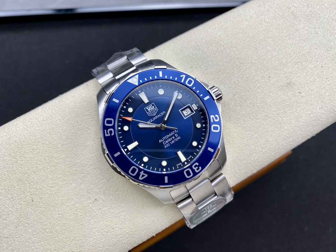 TAR年末巨獻——超級泰格豪雅系列腕表，正裝休閒兩不誤、小眾而不平庸、穩重而不失靈動，通勤的最佳首選腕表。全系均採用原裝數據打造、配件可以和原廠互換，頂級打磨 超強夜光 防水性能高達100米，超原單品質 誠意滿滿 並搭載原裝sw200機芯，歡迎品鑒！