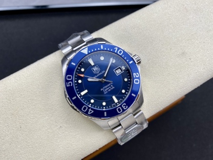 TAR年末巨獻——超級泰格豪雅系列腕表，正裝休閒兩不誤、小眾而不平庸、穩重而不失靈動，通勤的最佳首選腕表。全系均採用原裝數據打造、配件可以和原廠互換，頂級打磨 超強夜光 防水性能高達100米，超原單品質 誠意滿滿 並搭載原裝sw200機芯，歡迎品鑒！