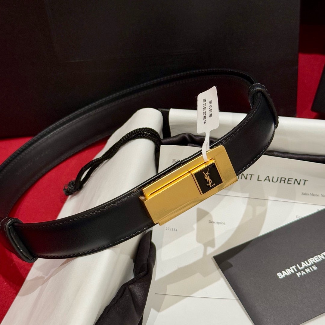 YSL頂級版復刻新寵腰帶
經典百搭款 搭配牛仔褲或者裙子都很好看 長短可調節 25mm寬 雙面進口小牛皮 精緻的真空鍍鈀搭扣飾有琺瑯字體效果