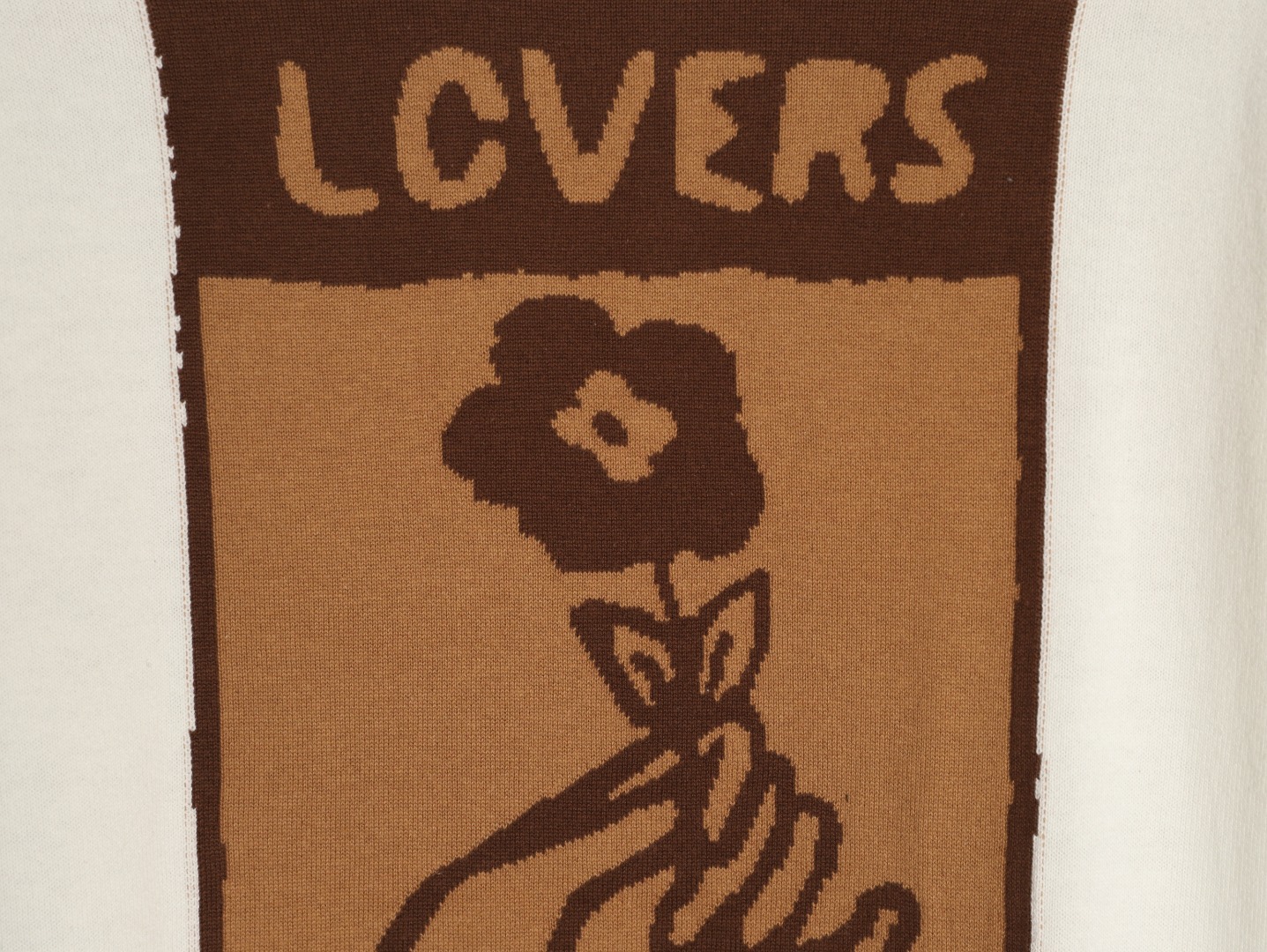 🔝LOUIS VUITTON LV 皮箱幾何圖針織短袖T恤
定織雲柔密紡棉針織料，嵌花提花織法，精細編織不僅確保了圖案的清晰度，還大大增強了織物的耐用性，成衣洗水加軟去味工藝，通過專業的洗滌設備和特定的洗滌劑，對衣物進行深度清潔和去味處理，改善衣物的手感和外觀，寬松版型
B Size：S-XL