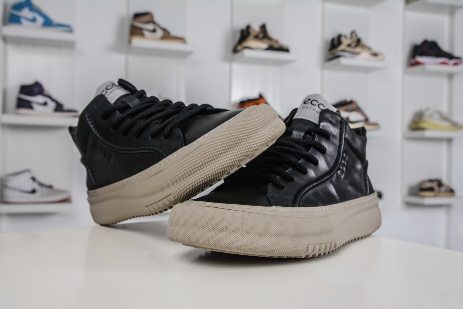 ECCO愛步男鞋中高幫熱門款 厚底增高潮酷板鞋 街頭時尚 休閒百搭 意趣出街 玩轉城市 
碼數：38 39 40 41 42 43 44（皮鞋碼）