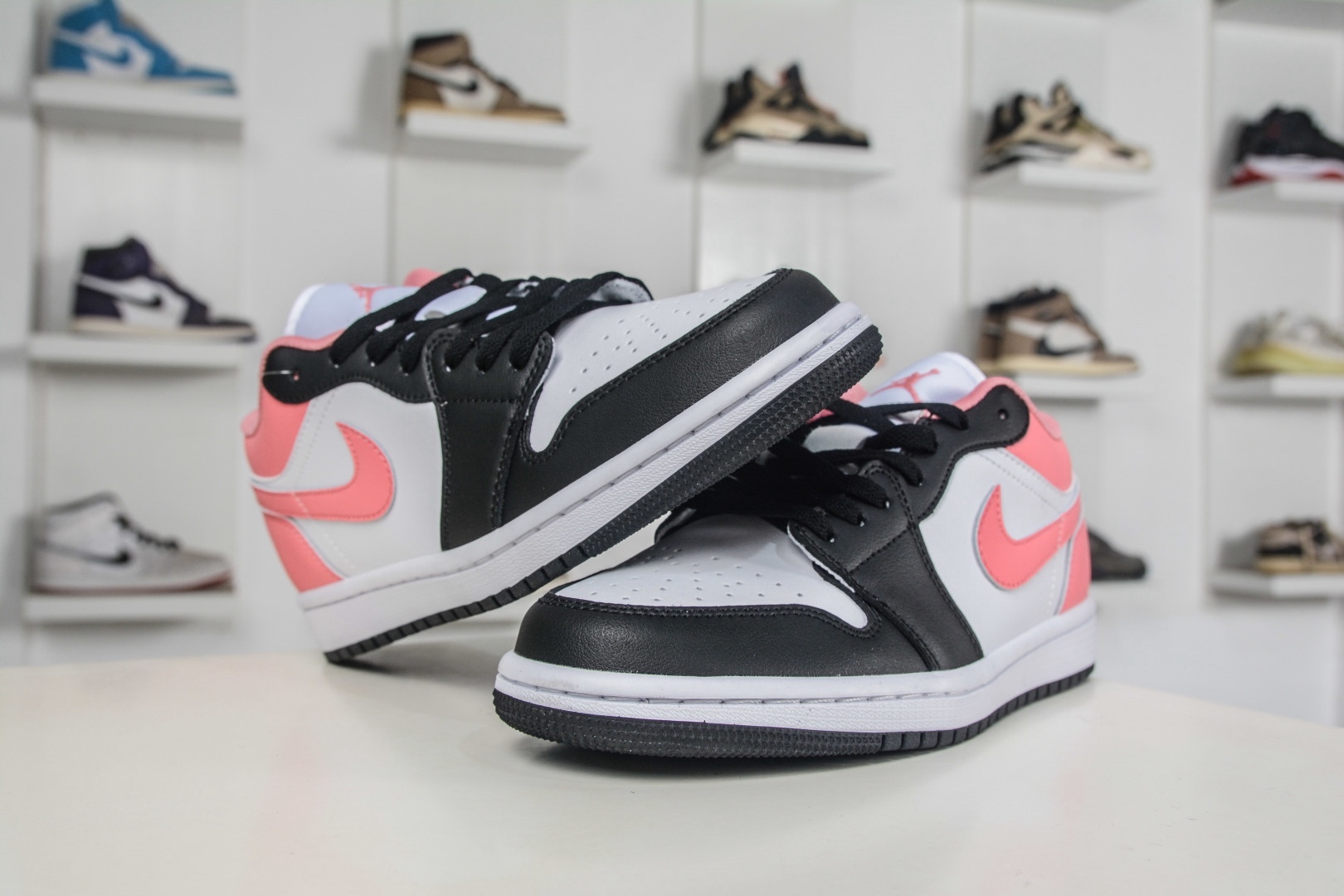 Air Jordan 1 Low 白黑粉  AJ1 低幫休閒板鞋
貨號: 553560 025
Size： 36 36.5 37.5 38 38.5 39 40