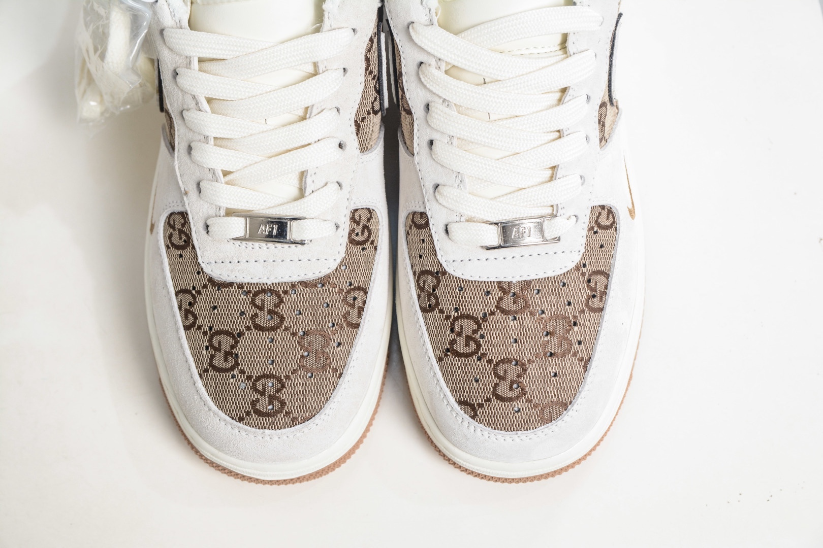 Gucci x NIke Air Force 1 古馳聯名-米黃 
貨號:MM3399 807
Size: 36 36.5 37.5 38 38.5 39 40 40.5 41 42 42.5 43 44 44.5 45