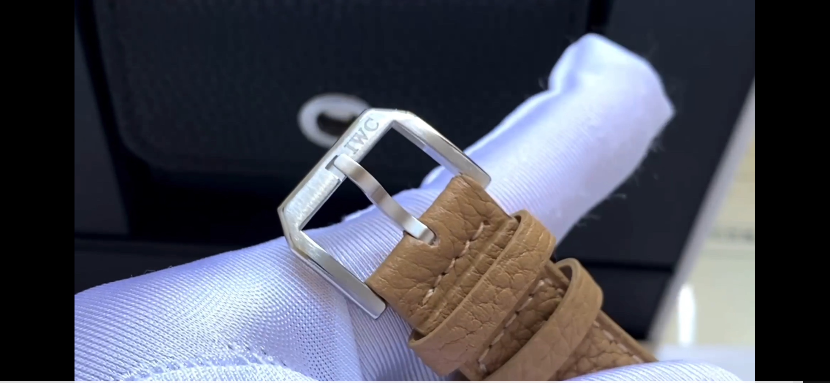 🔥顏值巔峰  傾情演繹🔥
IWC旗下最耀眼的明星，萬年一瞬，品鑒IWC萬國柏濤菲諾萬年曆腕表！
1⃣️ 【機芯】採用3836-2型自制機芯，其機芯運轉穩定，月相處更是1:1還原正品，在光線下月相中的星星太陽更是明亮發光，走時精准，幾乎零返修！
2️⃣【表殼】正品開模，1:1完美還原！腕表尺寸40mm，整個表殼採用獨家研發的CNC精磨工藝，與原裝工藝效果如出一轍！
3️⃣【錶盤】錶盤12刻度細節精益求精，1:1還原鍍銀錶盤，9位更是1:1還原閏年設計，採用雙面防反光拱形鍍膜鏡面，使其整體錶盤質感更佳