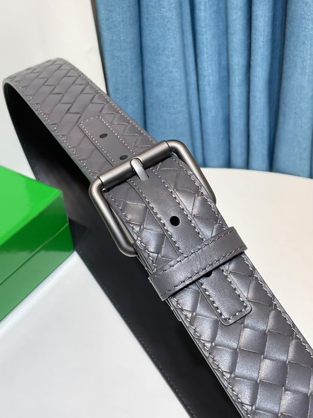 🔥🔥🆕純手工編織皮帶可為休閒裝或正裝造型增添優雅韻味，🔥是低調奢華的典範。[嘴唇]採用意大利柔軟的胎小牛皮全手工精工打造而成，錁色五金扣頭令其更顯獨特別緻、🔥[嘴唇]優雅迷人氣息。[強]4.0cm寬