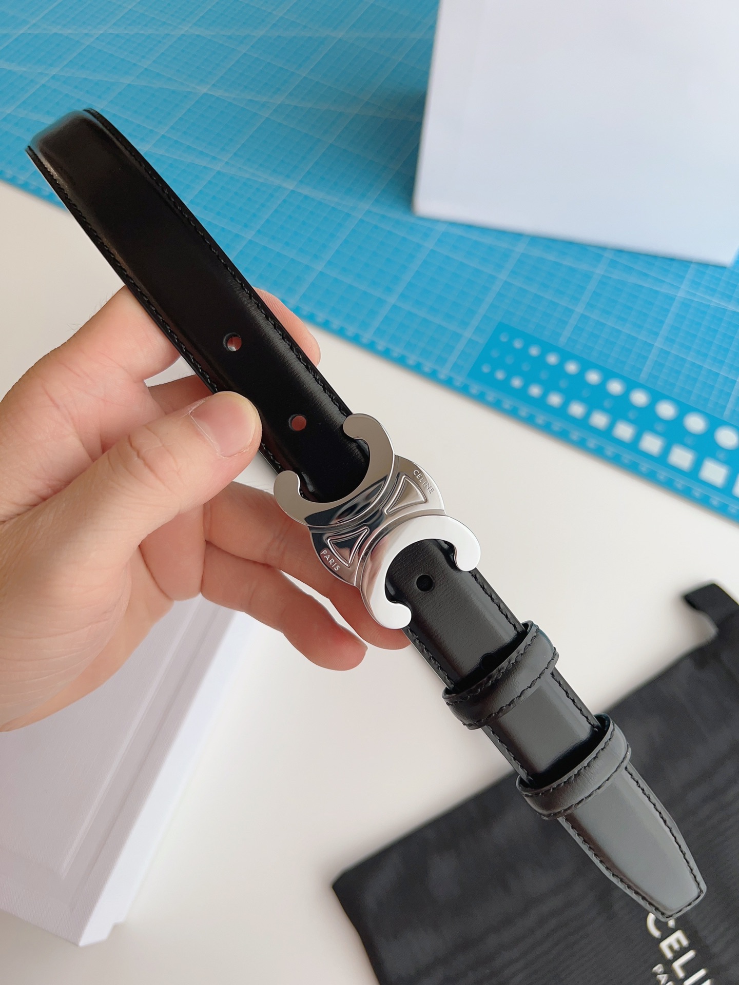 《CELINE》賽琳皮帶 celine 腰帶寬度2.5cm 超火凱旋門，手感柔軟細膩，上身效果超級好看。非常顯腰線型﹣﹣時尚必備神器﹣