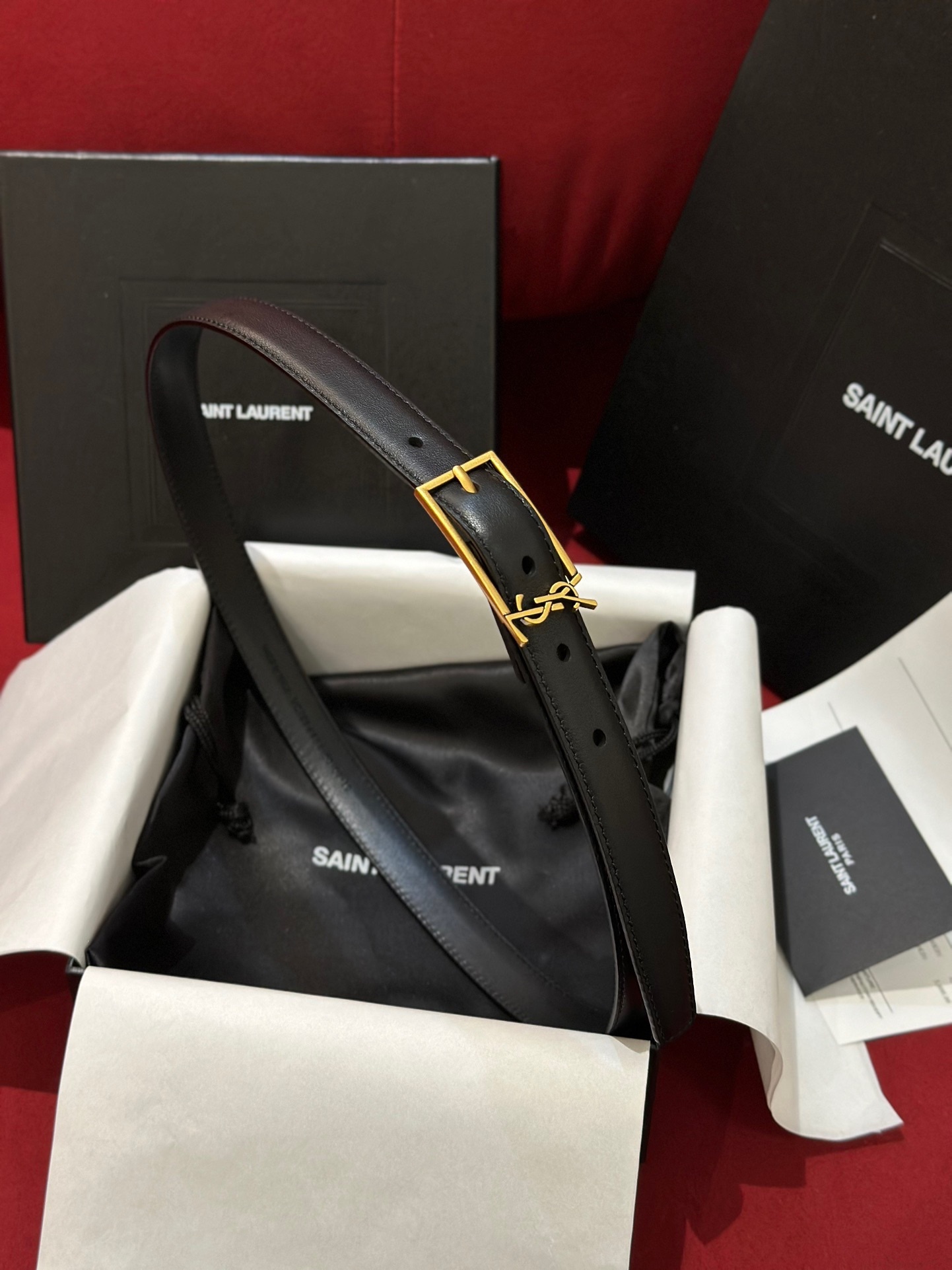 新款聖羅蘭 YSL
這款女款腰帶復古精工金屬扣將復古風與現代時尚相融合，呈現的恰到好處，時尚標配青睞有加，每針每一線都非常精緻，雙面頂級牛皮材質，搭配頂級黃銅針扣寬度2.0