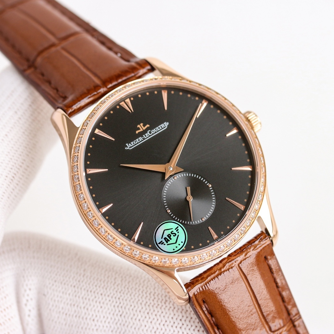 APS新品首發 積家大師系列1218420，傳統與現代的和諧樂章。Master Ultra Thin 超薄大師系列小秒針腕表精鋼款搭（直徑 39 毫米），內載896機芯。此自動上鏈機械機芯精准指示時、分、小秒。
1⃣全新大師系列兩針半採用原裝一致的896機新一比一開模
2⃣簡約精緻的錶盤採用立體式logo，錶盤搪瓷精緻而細膩，帶有標誌性的放射紋
3⃣指針與原裝一致採用陰陽針，一半拉絲一半拋光，錶帶採用進口小牛皮，一鍵式快拆錶帶表扣更加便捷