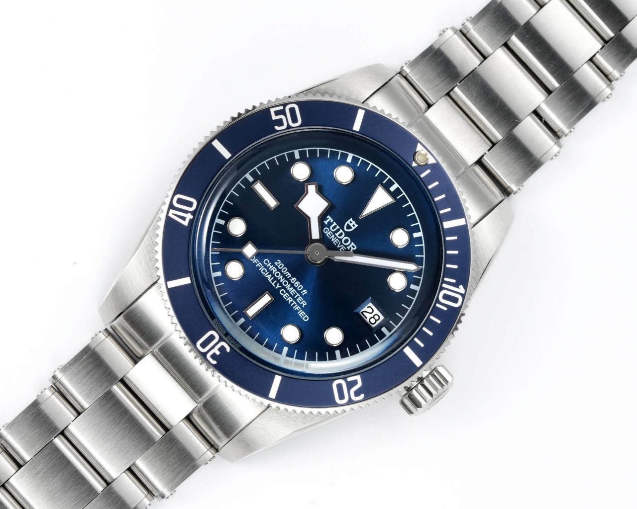 廠帝舵 TUDOR   碧灣系列對於帝舵來說，無疑是一個龐大的產品線，在今年推出了一隻全新的單色碧灣，以絕對的實力被認為是勞力士無歷黑水鬼的平替！今年推出的這只全新單色碧灣，也迎來了碧灣第三次制表科技和煥新美學風格上的革新。
1.新款碧灣迎來新的改革，升級夜光珠，而正品同步凹入式，搭配的是圓拱形藍寶石表鏡，更顯復古感📸 
2.腕表採用不鏽鋼材質打造表殼，經過精細的磨光與磨砂處理，呈現出獨特的質感和光澤度。同勞力士水鬼一樣，表殼採用41毫米尺寸，也是沿襲了“原版”碧灣的直徑，既適合日常佩戴，又能展現出