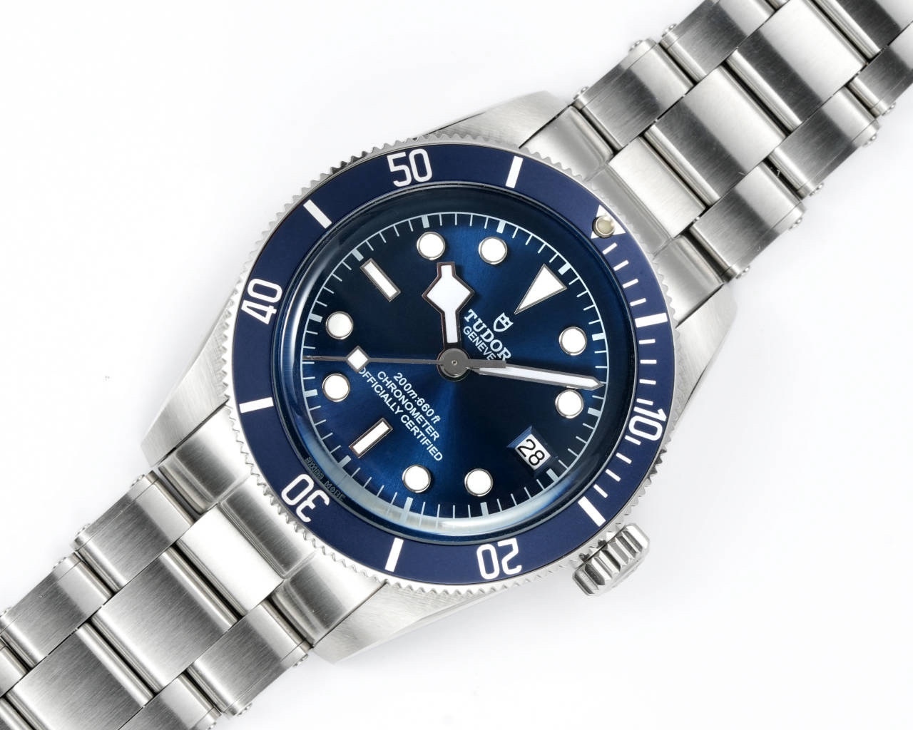 廠帝舵 TUDOR   碧灣系列對於帝舵來說，無疑是一個龐大的產品線，在今年推出了一隻全新的單色碧灣，以絕對的實力被認為是勞力士無歷黑水鬼的平替！今年推出的這只全新單色碧灣，也迎來了碧灣第三次制表科技和煥新美學風格上的革新。
1.新款碧灣迎來新的改革，升級夜光珠，而正品同步凹入式，搭配的是圓拱形藍寶石表鏡，更顯復古感📸 
2.腕表採用不鏽鋼材質打造表殼，經過精細的磨光與磨砂處理，呈現出獨特的質感和光澤度。同勞力士水鬼一樣，表殼採用41毫米尺寸，也是沿襲了“原版”碧灣的直徑，既適合日常佩戴，又能展現出