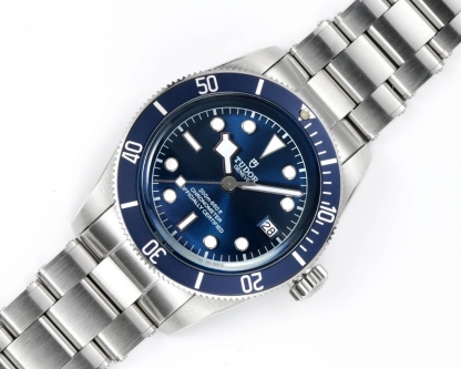 廠帝舵 TUDOR   碧灣系列對於帝舵來說，無疑是一個龐大的產品線，在今年推出了一隻全新的單色碧灣，以絕對的實力被認為是勞力士無歷黑水鬼的平替！今年推出的這只全新單色碧灣，也迎來了碧灣第三次制表科技和煥新美學風格上的革新。
1.新款碧灣迎來新的改革，升級夜光珠，而正品同步凹入式，搭配的是圓拱形藍寶石表鏡，更顯復古感📸 
2.腕表採用不鏽鋼材質打造表殼，經過精細的磨光與磨砂處理，呈現出獨特的質感和光澤度。同勞力士水鬼一樣，表殼採用41毫米尺寸，也是沿襲了“原版”碧灣的直徑，既適合日常佩戴，又能展現出