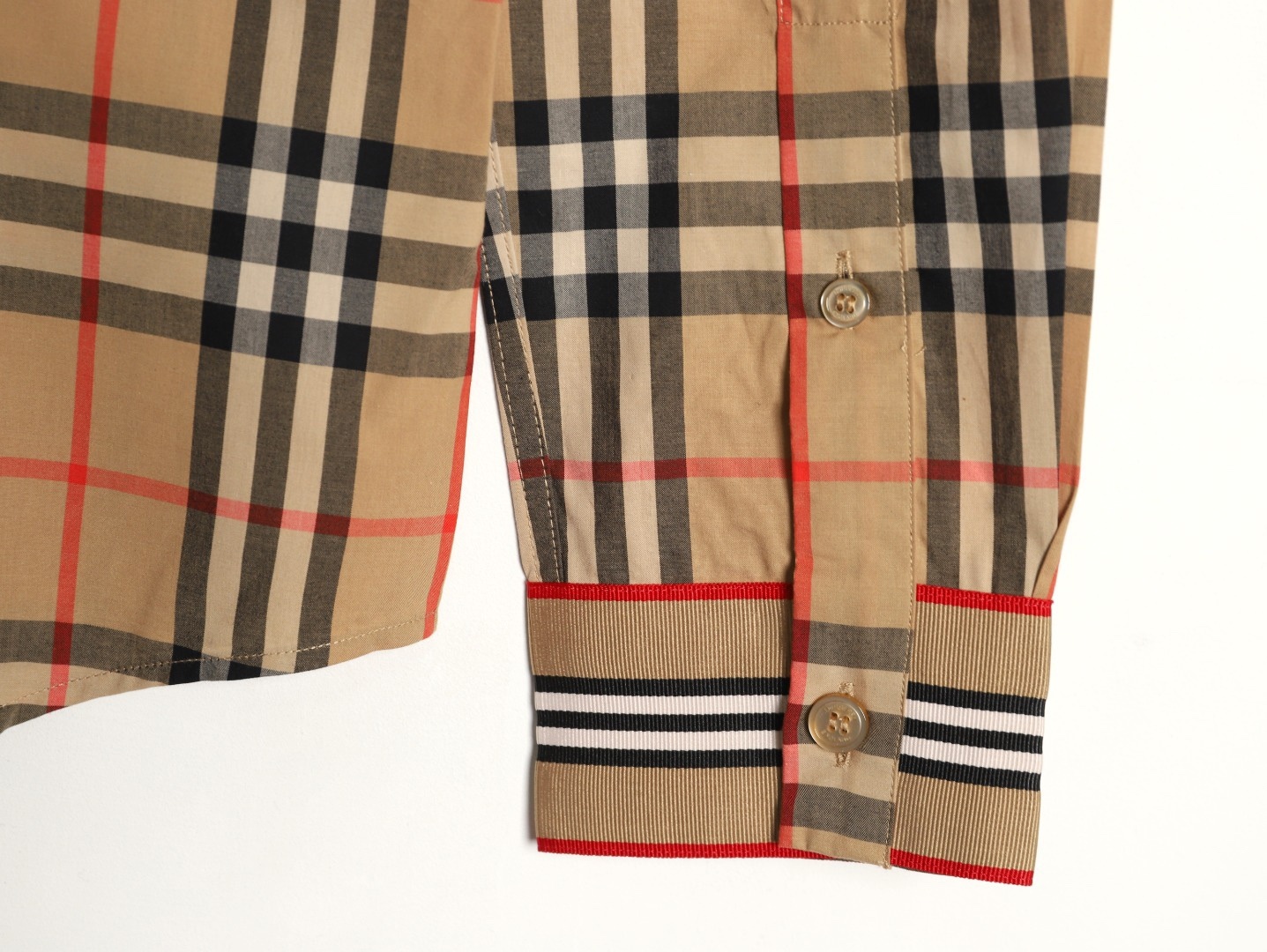 Burberry/巴寶莉 門襟袖口織帶格紋棉質長袖襯衫
面料採用雙股80支梭織斜紋面料，格紋對位，紗線定織定染，
每個獨立的尺碼都是定位裁片，前幅，口袋，
袖子等部位都是對格對位的，工序複製，費時費料，
採用純天然珍珠貝殼紐扣，洗水嘜定制，多處手工一片一片激光剪裁對位，
所有工序，用料都是ZP做法，區別市面一眼假版本
裝飾品牌典藏 復古大格紋，BUR粉絲的衣櫥珍藏款式,尤其是對於忠實的BUR粉來說，
此款更是絕對不能錯過的珍寶級別產物！
顏色：門襟袖口織帶
S Size：S-XL