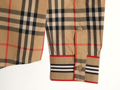 Burberry/巴寶莉 門襟袖口織帶格紋棉質長袖襯衫
面料採用雙股80支梭織斜紋面料，格紋對位，紗線定織定染，
每個獨立的尺碼都是定位裁片，前幅，口袋，
袖子等部位都是對格對位的，工序複製，費時費料，
採用純天然珍珠貝殼紐扣，洗水嘜定制，多處手工一片一片激光剪裁對位，
所有工序，用料都是ZP做法，區別市面一眼假版本
裝飾品牌典藏 復古大格紋，BUR粉絲的衣櫥珍藏款式,尤其是對於忠實的BUR粉來說，
此款更是絕對不能錯過的珍寶級別產物！
顏色：門襟袖口織帶
S Size：S-XL