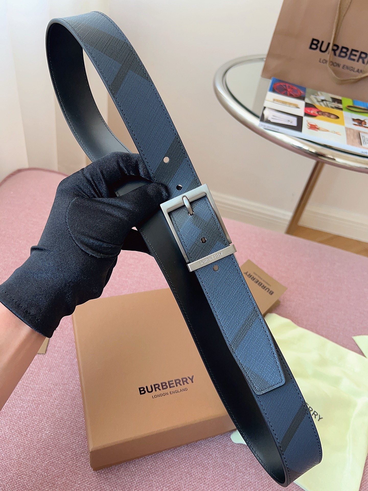 
Burberry博柏利品牌始終秉承傳統精髓，彰顯卓爾不凡的匠制工藝，優雅率性的英倫設計與銳意革新的時尚理念。3.5cm