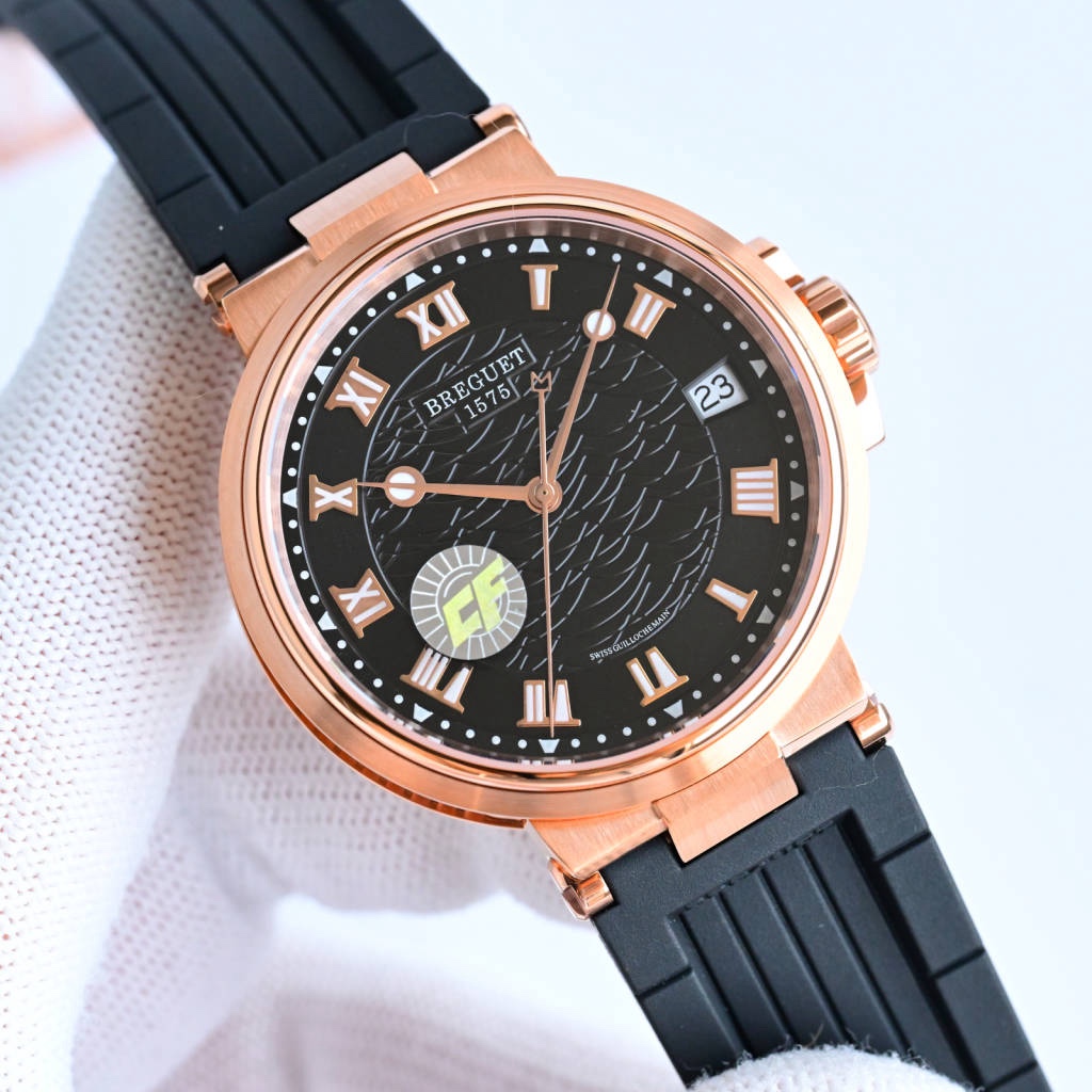 CF新品發佈會，寶璣-Breguet
航海MARINE航海系列5517款腕表，航海天文鐘的起源作品，“時計本是兵家利器”說的就是這款腕表，鐘錶界的巨作。工廠全面抄寫原裝數據，98%還原殼型字面，彰顯原裝優雅硬朗的氣質，原裝同款777A自動機械機芯，鐫刻獨立編號與寶璣先生簽名。直徑40毫米。正反均為藍寶石防刮玻璃，旋入式防水錶冠。實測防水深度100米。搭配飾有太陽放射紋錶盤，配裝進口天然橡膠錶帶，以零頭的價格給您帶來原裝超值體驗。