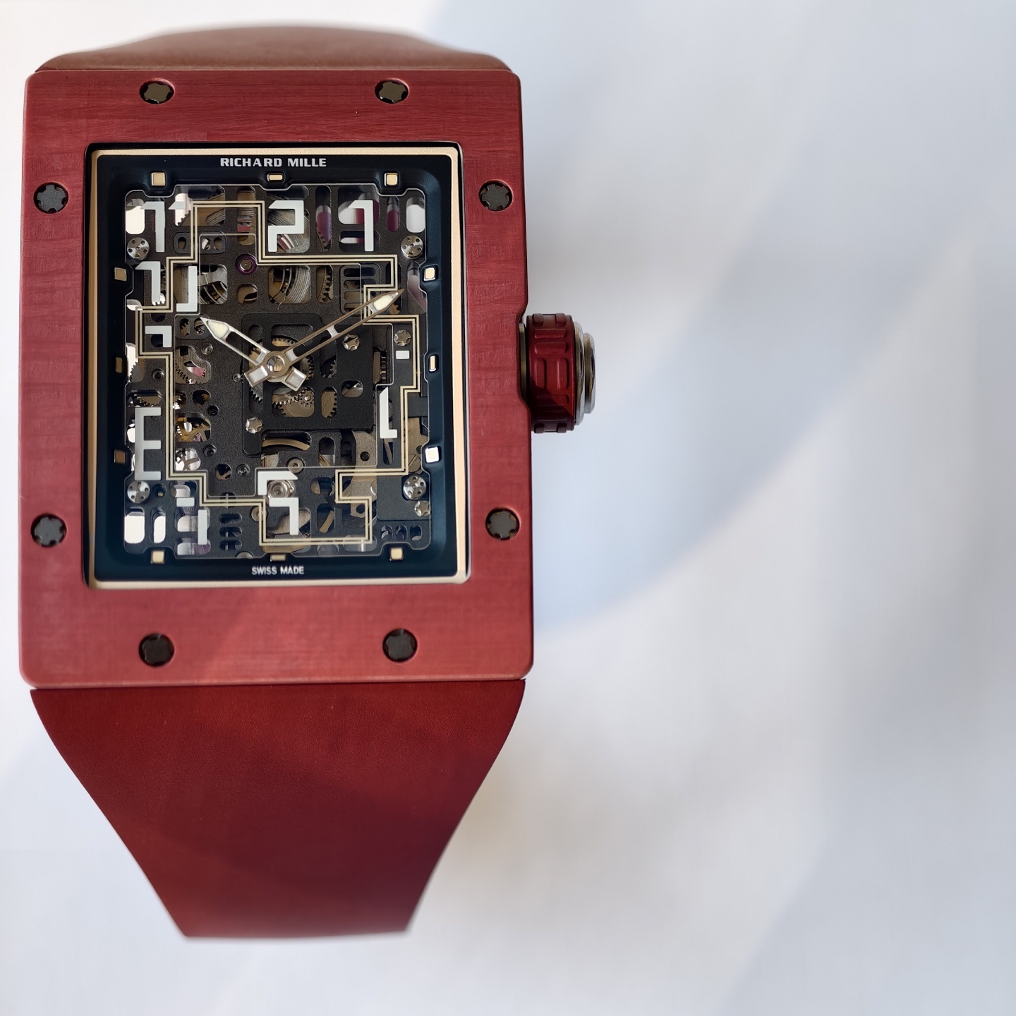 UMI 工作室 ✨
RM016 傲然問世重新定義鏤空美學的機械巔峰 🔥⚙️👑

🛠️表殼：五級鈦金屬精細拉絲表殼，和鈦合金骨架包膠表殼將複雜的鏤空結構極限壓縮在方寸之間。材質輕盈卻硬度驚人。方形表殼貼合手腕，更加適合日常佩戴。
⚙️機芯技術：定製版RM005-S一體機，
1.搭載可變幾何結構單向擺陀，優化上鏈的效率
2.最大限度還原了正品鏤空美學的機械巔峰
🧩錶帶：標配定制級絲絨觸感超輕天然橡膠錶帶，和RM專屬鈦合金表扣。讓您隨時進入“人表合一”的零觸感佩戴境界。
🔍技術要點：最大賣點在於藍寶石