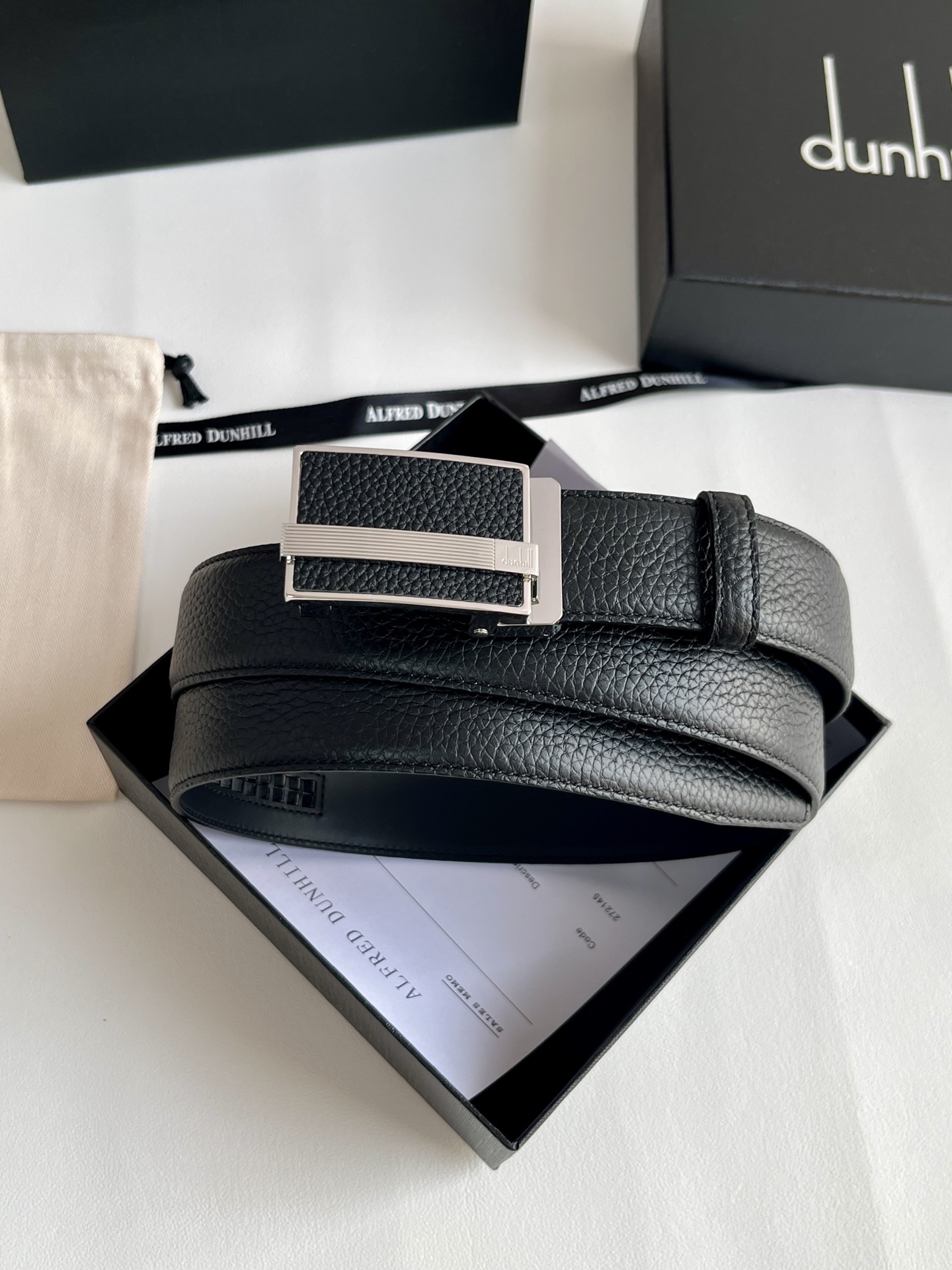 登喜路（Dunhill）是一家英國倫敦的男士奢侈品牌。皮帶以其精湛的工藝和經典的設計，成為男士配飾中的精品。皮帶的質感好、耐用性強，商務休閒百搭款！