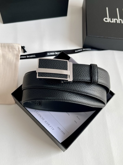 登喜路（Dunhill）是一家英國倫敦的男士奢侈品牌。皮帶以其精湛的工藝和經典的設計，成為男士配飾中的精品。皮帶的質感好、耐用性強，商務休閒百搭款！