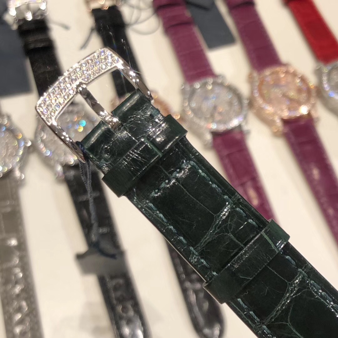 （NL）2025最新款滿天星   原裝搭配美洲鰐魚錶帶 搭配原莊進口日本9015機芯 蕭邦（HAPPY DIAMONDS）作為蕭邦最暢銷的系列一直以細膩的手法詮釋蕭邦標誌性靈動鑽石的概念，此系列作品柔美而時尚，都說男戴萬國女戴蕭邦 有金（進）有鑽（賺）寓意也很好。錶盤內的鑽石滾珠可自由滑行轉動，時來運轉 財運滾滾，讓每一位女性都以最迷人的造型驚艷世人。 這次給大家帶來的蕭邦快樂鑽系列 這次給大家帶來的蕭邦快樂鑽系列 是肖邦旗下最具代表性的腕表 最有特色的夾層玻璃的7顆，7顆鑽石產生自旋 猶如舞蹈