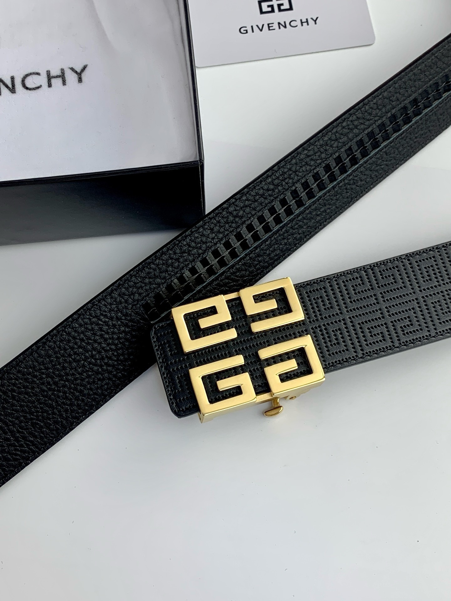 【紀梵希】新款男士 頭層小牛皮黑色壓花腰帶，內襯荔枝紋底，寬38毫米.搭配不鏽鋼經典4G自動扣.商務服裝造型的完美搭配。永恆經典！