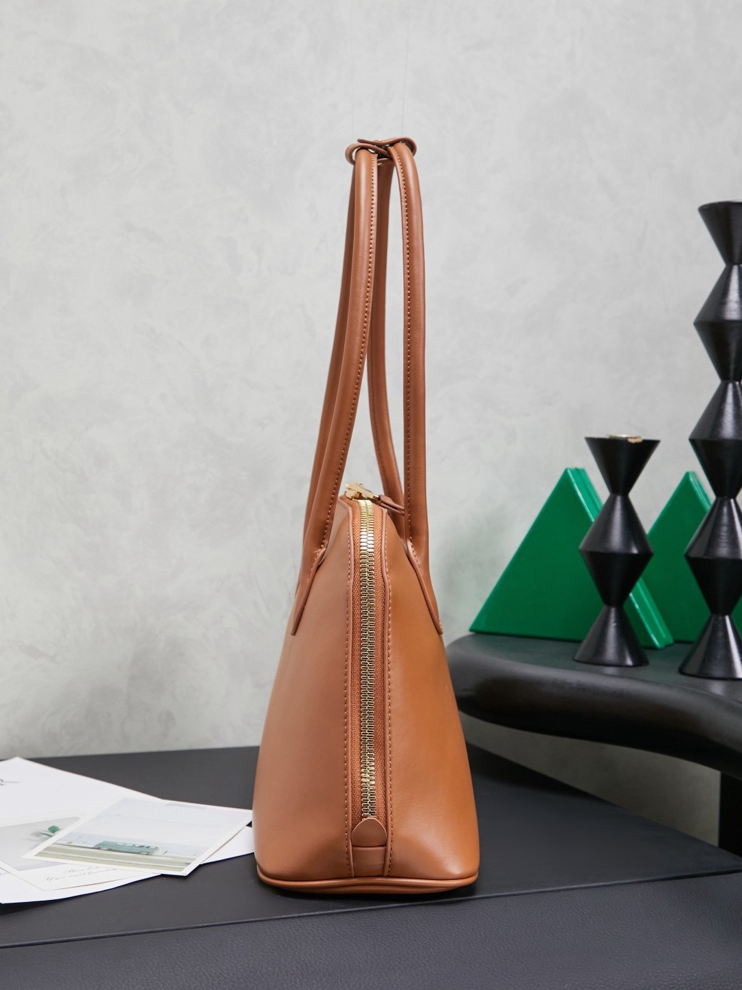 新品贝壳包，简便设计延续Miu慵懒美式老钱的风格，采用顶级进口小牛皮，质感高级柔软，两边弧度设计更具造型感，拉链拉开秒变大托特，长手柄设计实用性更强，可腋下可手提，造型简约潇洒随意，容量超大，上班通勤，逛街出游都是绝佳的选择，内里全新麻布里，配拉链式口袋