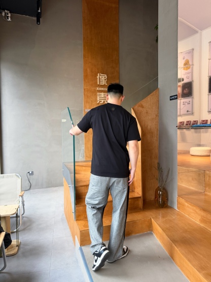 🔝LOUIS VUITTON LV 亮片字母特種刺繡短袖T恤
正品購入，26支雙紗全棉精梳棉220克，1*1索羅娜羅紋280克，特種刺繡，面料酵洗，定制亮片、章仔、商標，合身版型
B Size：S-XL