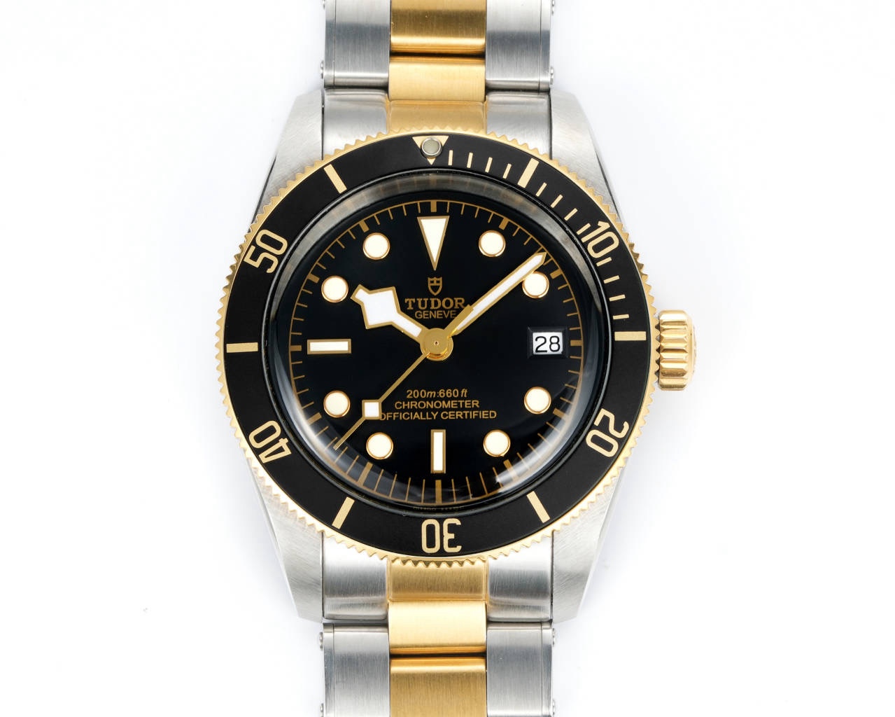 升級版帝舵 TUDOR   碧灣系列對於帝舵來說，無疑是一個龐大的產品線，在今年推出了一隻全新的單色碧灣，以絕對的實力被認為是勞力士無歷黑水鬼的平替！今年推出的這只全新單色碧灣，也迎來了碧灣第三次制表科技和煥新美學風格上的革新。
1.新款碧灣迎來新的改革，升級夜光珠，而正品同步凹入式，搭配的是圓拱形藍寶石表鏡，更顯復古感📸 
2.腕表採用不鏽鋼材質打造表殼，經過精細的磨光與磨砂處理，呈現出獨特的質感和光澤度。同勞力士水鬼一樣，表殼採用41毫米尺寸，也是沿襲了“原版”碧灣的直徑，既適合日常佩戴