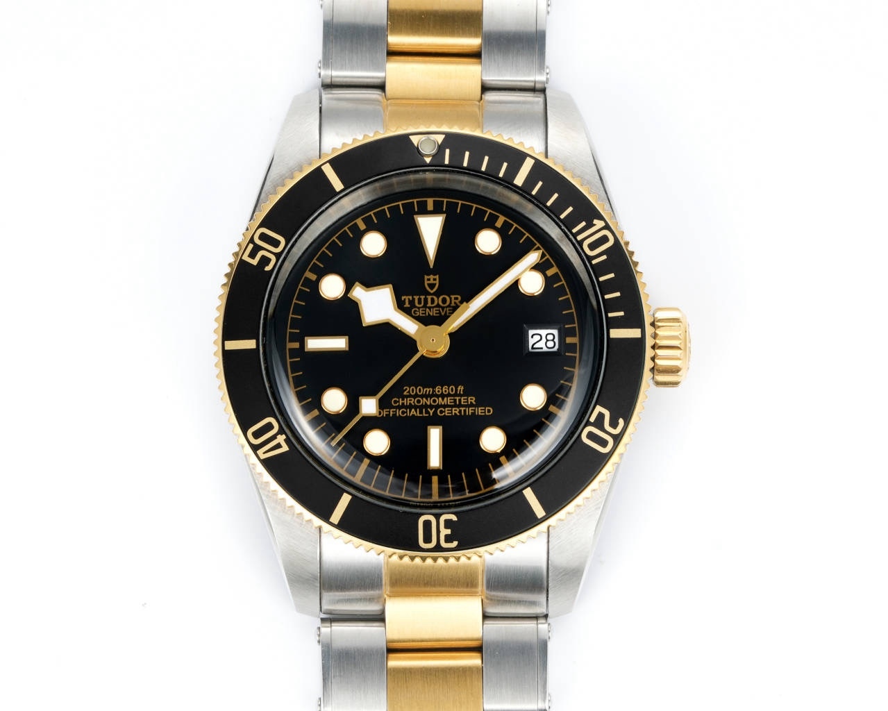 升級版帝舵 TUDOR   碧灣系列對於帝舵來說，無疑是一個龐大的產品線，在今年推出了一隻全新的單色碧灣，以絕對的實力被認為是勞力士無歷黑水鬼的平替！今年推出的這只全新單色碧灣，也迎來了碧灣第三次制表科技和煥新美學風格上的革新。
1.新款碧灣迎來新的改革，升級夜光珠，而正品同步凹入式，搭配的是圓拱形藍寶石表鏡，更顯復古感📸 
2.腕表採用不鏽鋼材質打造表殼，經過精細的磨光與磨砂處理，呈現出獨特的質感和光澤度。同勞力士水鬼一樣，表殼採用41毫米尺寸，也是沿襲了“原版”碧灣的直徑，既適合日常佩戴