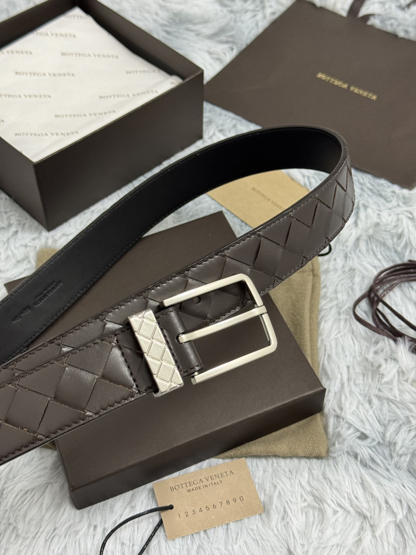 BOTTEGA VENETA   3.5cm   
手工編織牛皮經典之作
每個細節都體現出至高的品味和格調
整體造型增添優雅韻味  
低調奢華的典範
優雅迷人氣息
精緻的手工藝製作。