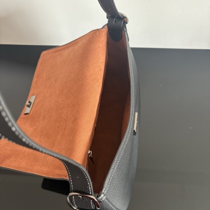 
[新品]COACH/蔻馳奧萊女士ETTA 29號翻蓋單肩包腋下包 CCE56 29*21*12