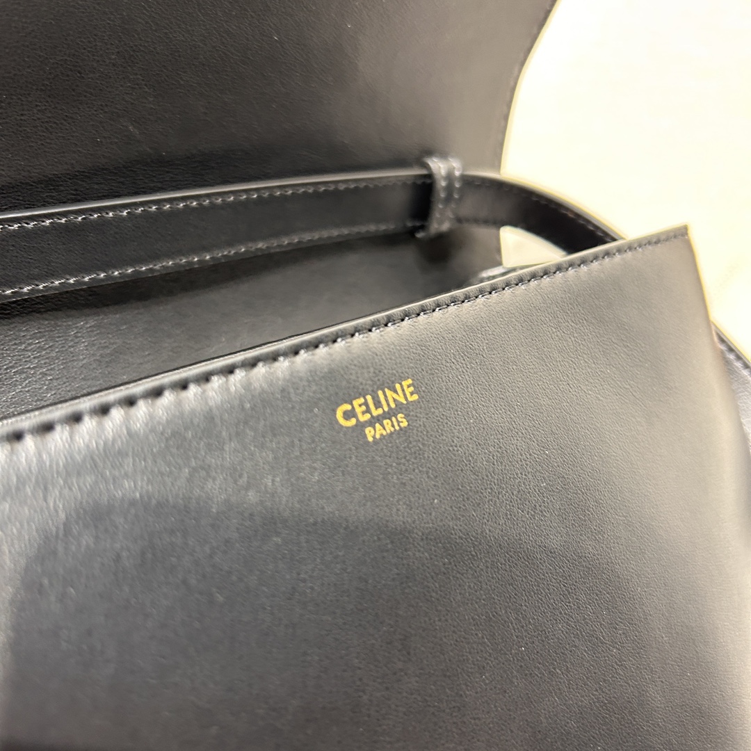 CELINE TABOU全新復古郵差包~是新一季個人覺得最耐看包型 進口牛皮/內里羊皮 全套包裝 隨意對比[愛心]
尺寸：22 *16 *7cm
款號搜：196583