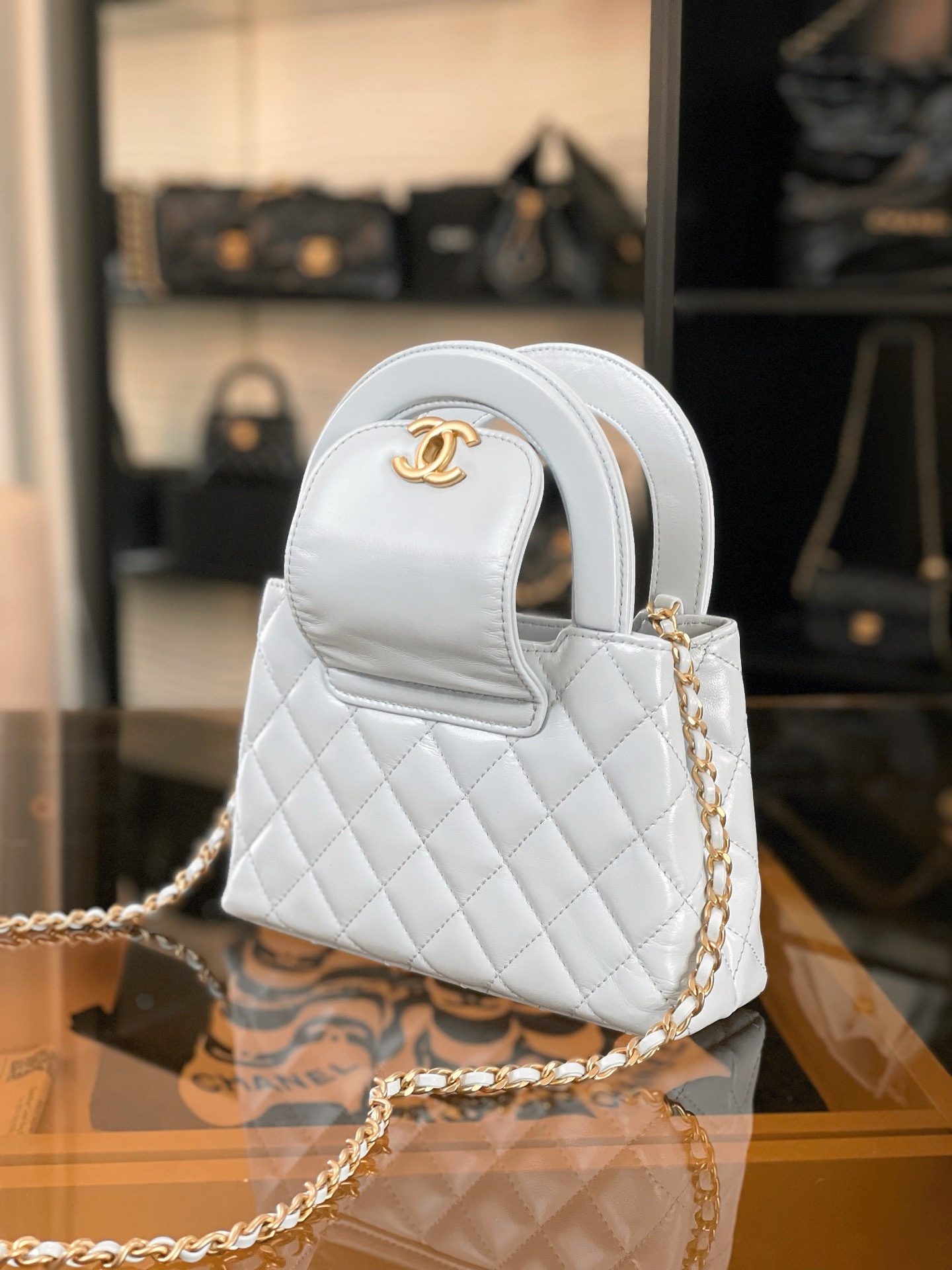 特▪️級 
🆕𝗖𝗵𝗮𝗻𝗲𝟭  
𝗞𝗲𝗹𝗹𝘆 手提鏈條包大號 淺藍

全網最熱🔥𝟤𝟦𝖯 𝗄𝖾𝗅𝗅𝗒手提袋
叱吒整個秀場，簡直美絕了〰️
簡約又復古的小手提很靈魂很舒適。
又乖又耐看，實在絕對愛不釋手❕

五金：厚鍍𝟤𝟦𝗄復古金
皮料：𝖵𝖾𝗅𝗂𝖾𝗋𝗊亮面小牛皮
尺寸： 𝟣𝟥*𝟣𝟫*𝟩 𝖼𝗆
4416