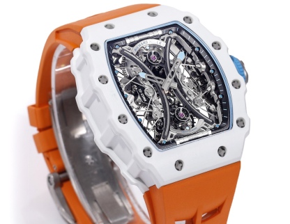 白色TPT石英纖維
【RICHARD MILLE】理查米爾RM53-01 將腕表設計與運動賽事相互結合，完美詮釋了賽場上的勇者堅定信念、頑強拼搏的精神。RM53-01以馬術運動為背景，採用多種高科技材料來抵御運動時帶來的強烈撞擊，從而保證不受破壞、正常運轉。高科技材質打造如同“護具”。“RM 53-01 PABLO MAC DONOUGH”的陀飛輪腕表，此款腕表除具備運動腕表的動感與活力外，還配備了堅固的TPT®碳纖維表殼、層壓藍寶石水晶表鏡以及固定機芯的懸浮式鋼索，有效的降低巨大衝擊、