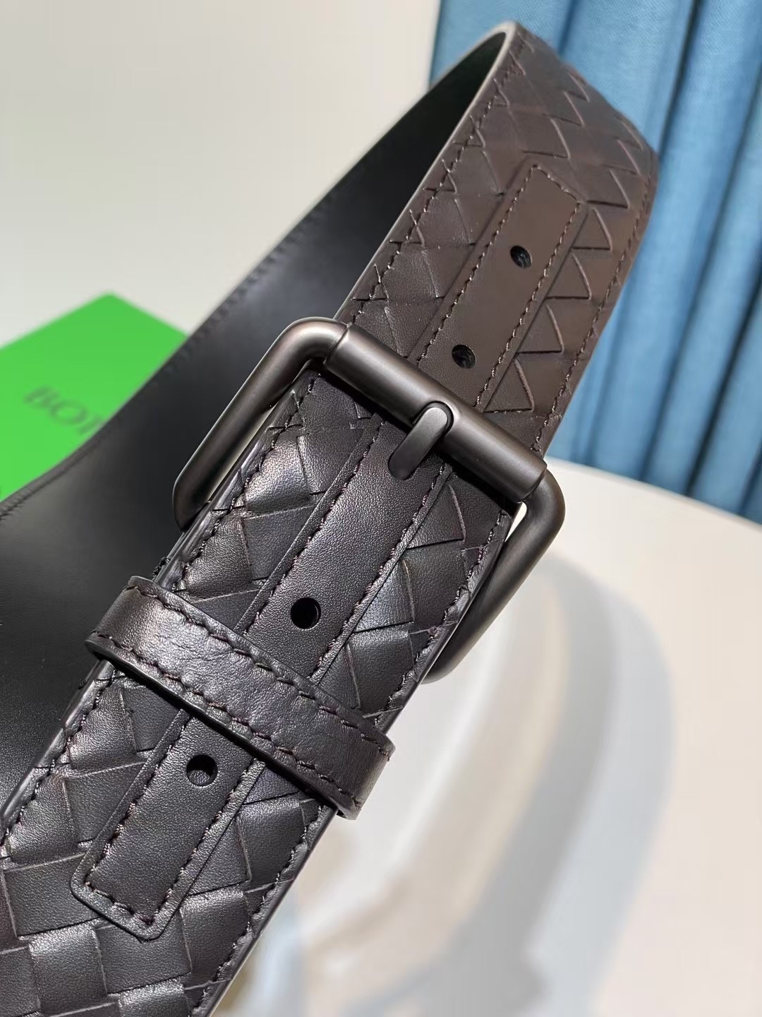 🔥🔥🆕純手工編織皮帶可為休閒裝或正裝造型增添優雅韻味，🔥是低調奢華的典範。[嘴唇]採用意大利柔軟的胎小牛皮全手工精工打造而成，錁色五金扣頭令其更顯獨特別緻、🔥[嘴唇]優雅迷人氣息。[強]4.0cm寬