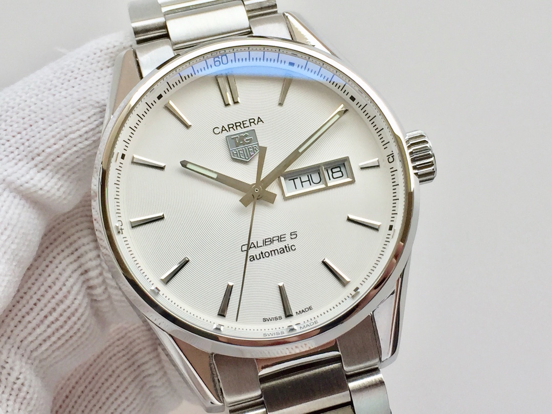 TAG泰格豪雅 卡萊拉系列WAR201A.FC6266 商務休閒款 中英文雙歷腕表 41毫米直徑 搭載2836 自動機械機芯 316L精鋼可配真皮錶帶 原裝折疊扣。